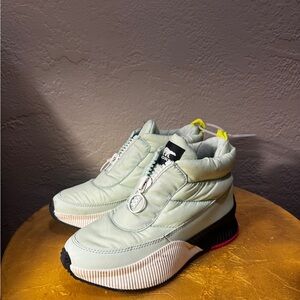 Sorel High-Top Sneakers Boots in Mint and Black